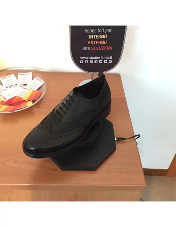 Shoe display with magnetic levitation