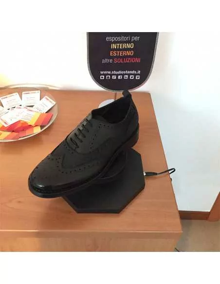 Shoe display with magnetic levitation
