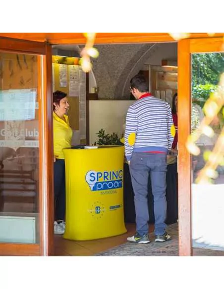 Self-assembling desk for events Self-assembling desk for events