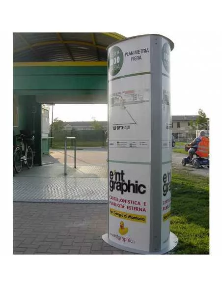 totem pubblicitari trifacciali per esterni