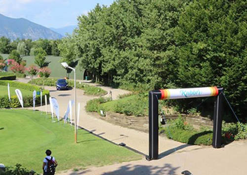 Arco gonfiabile e bandiere pubblicitarie per tornei di golf