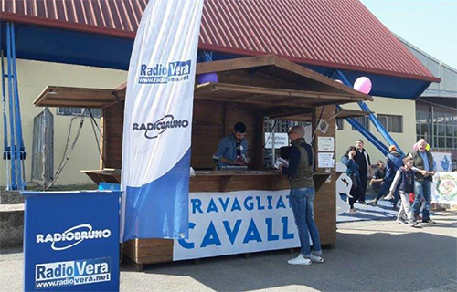 Bandiera a vela e banchetto pubblicitario