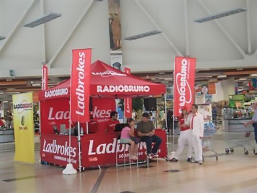 Postazione outdoor con gazebo e bandiere promozionali