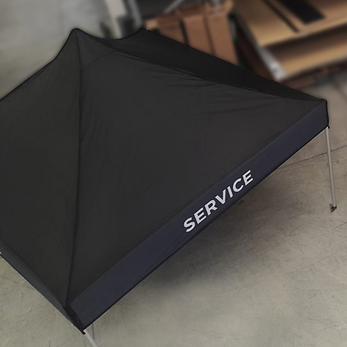 Gazebo tetto nero e mantovana personalizzata