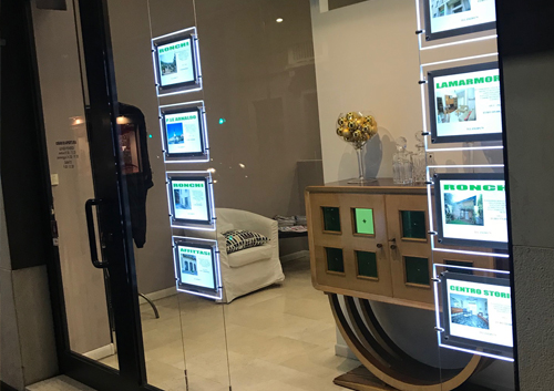 Espositore multimessaggio per agenzie immobiliari