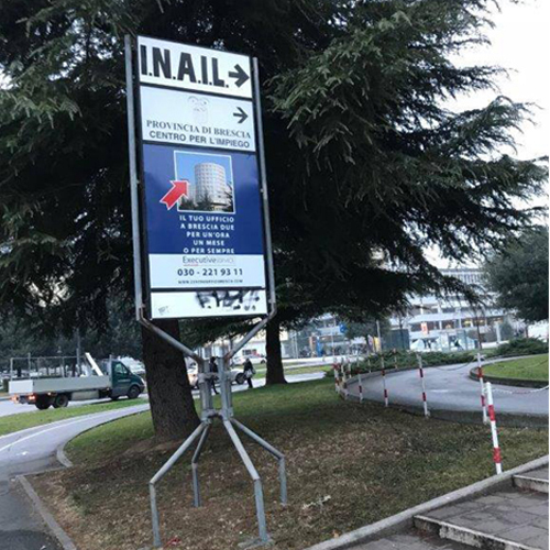 Sostituzione pannelli espositore totemico
