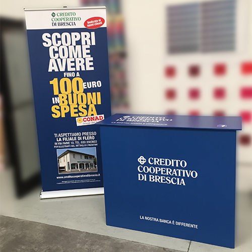 Stand informatico composto da roll up e banchetto