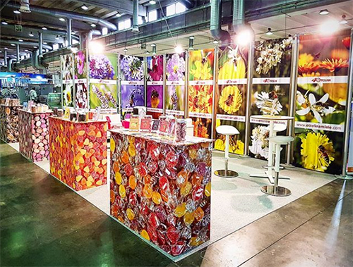 stand espositivo con fondali e banchetti
