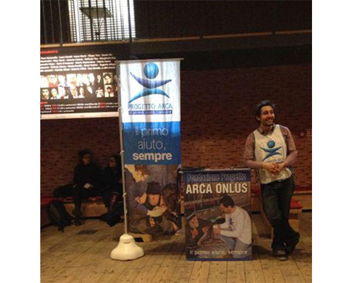 Stand informativo con banchetti e roll up