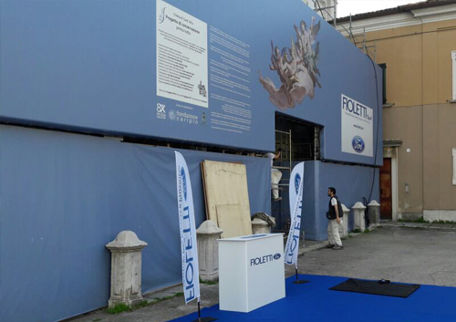 Stand pubblicitario Ford con bandiere