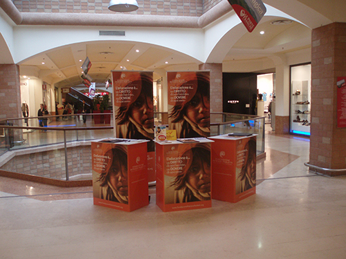 Stand informativo con banchetti e roll up