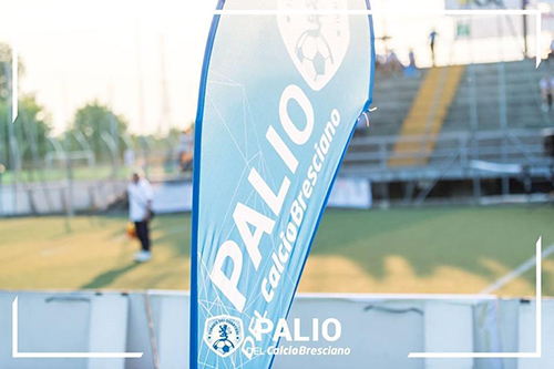 Bandiere pubblicitarie a goccia per torneo di calcio