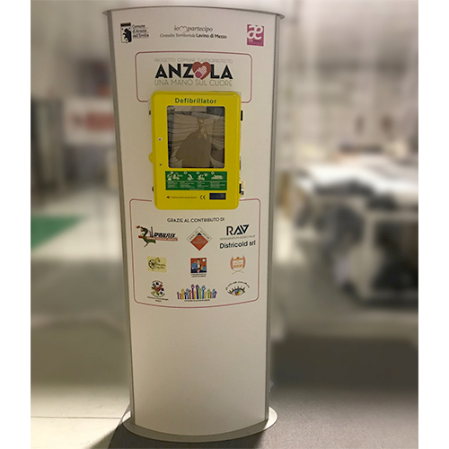 Totem con defibrillatore