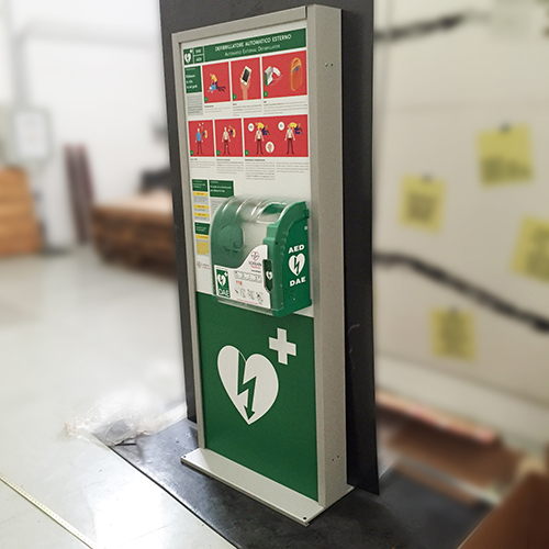 Totem con defibrillatore