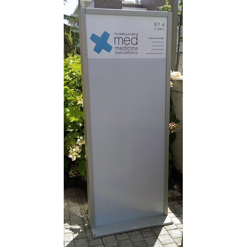 Totem pubblicitario modello Flat