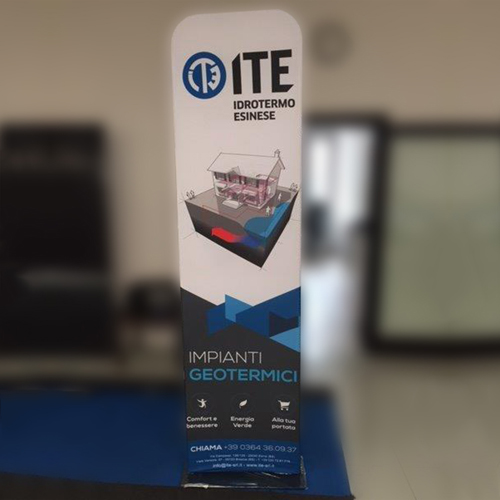 Totem soft con personalizzazione su tessuto