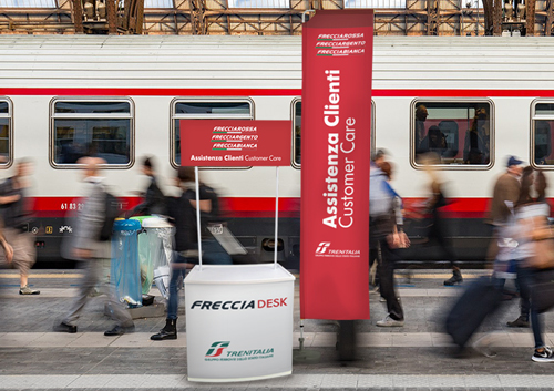 Stand informativo per la comunicazione nelle stazioni ferroviarie